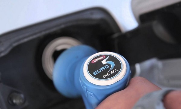 Người dùng ô tô Việt Nam gian nan tìm dầu diesel 0,001S cho xe đạt chuẩn khí thải mới