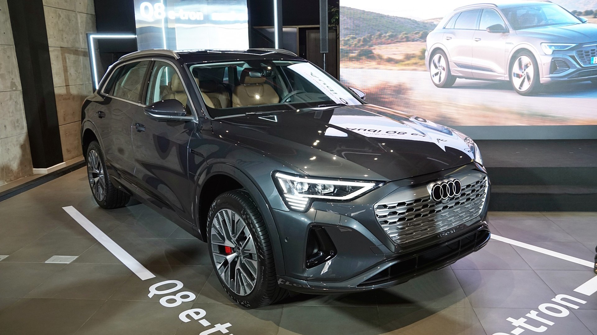 Audi Q8 e-tron ra mắt, xe điện hạng sang rẻ nhất Việt Nam