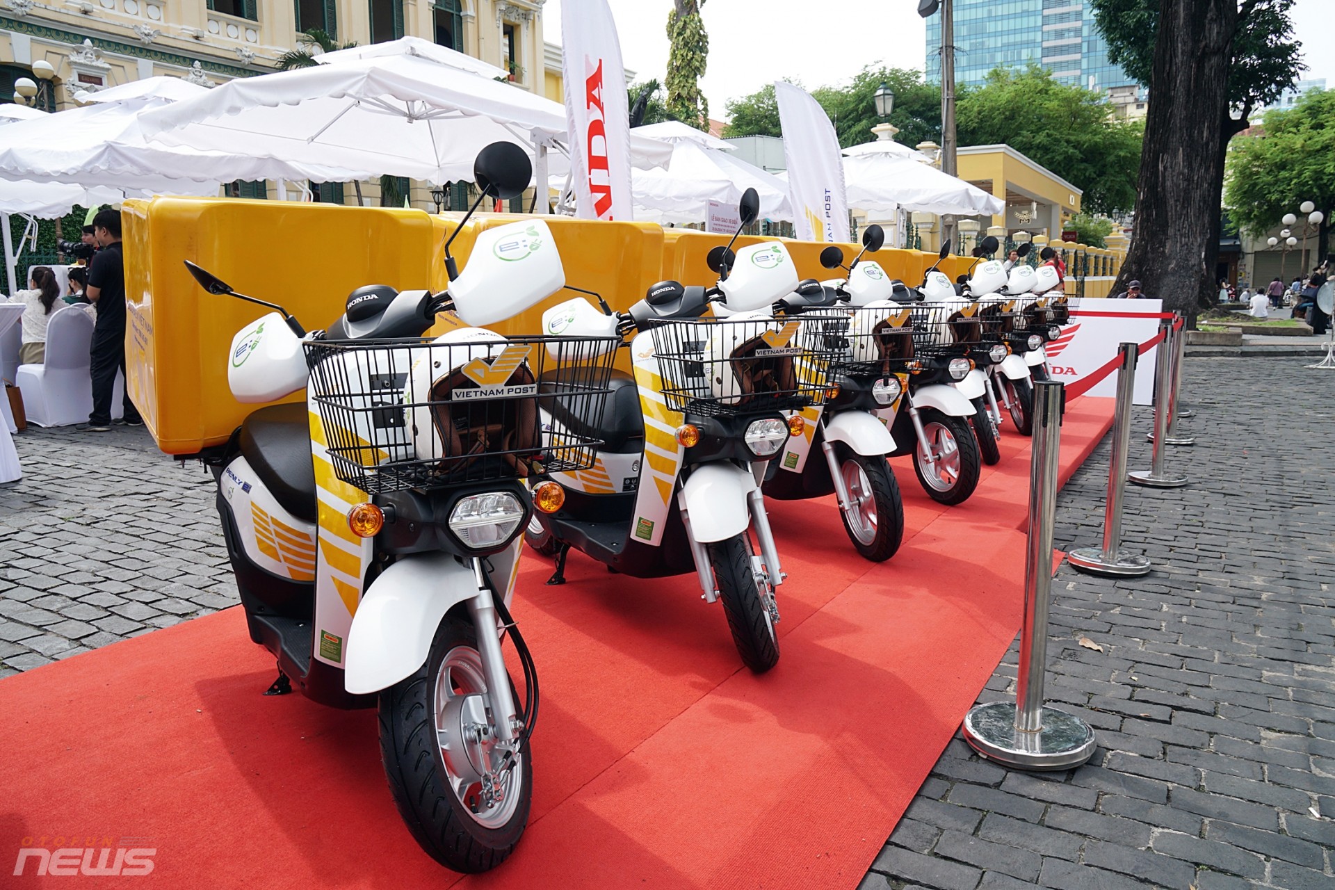 Honda bàn giao thêm 130 xe điện Benly e: cho Bưu điện Việt Nam