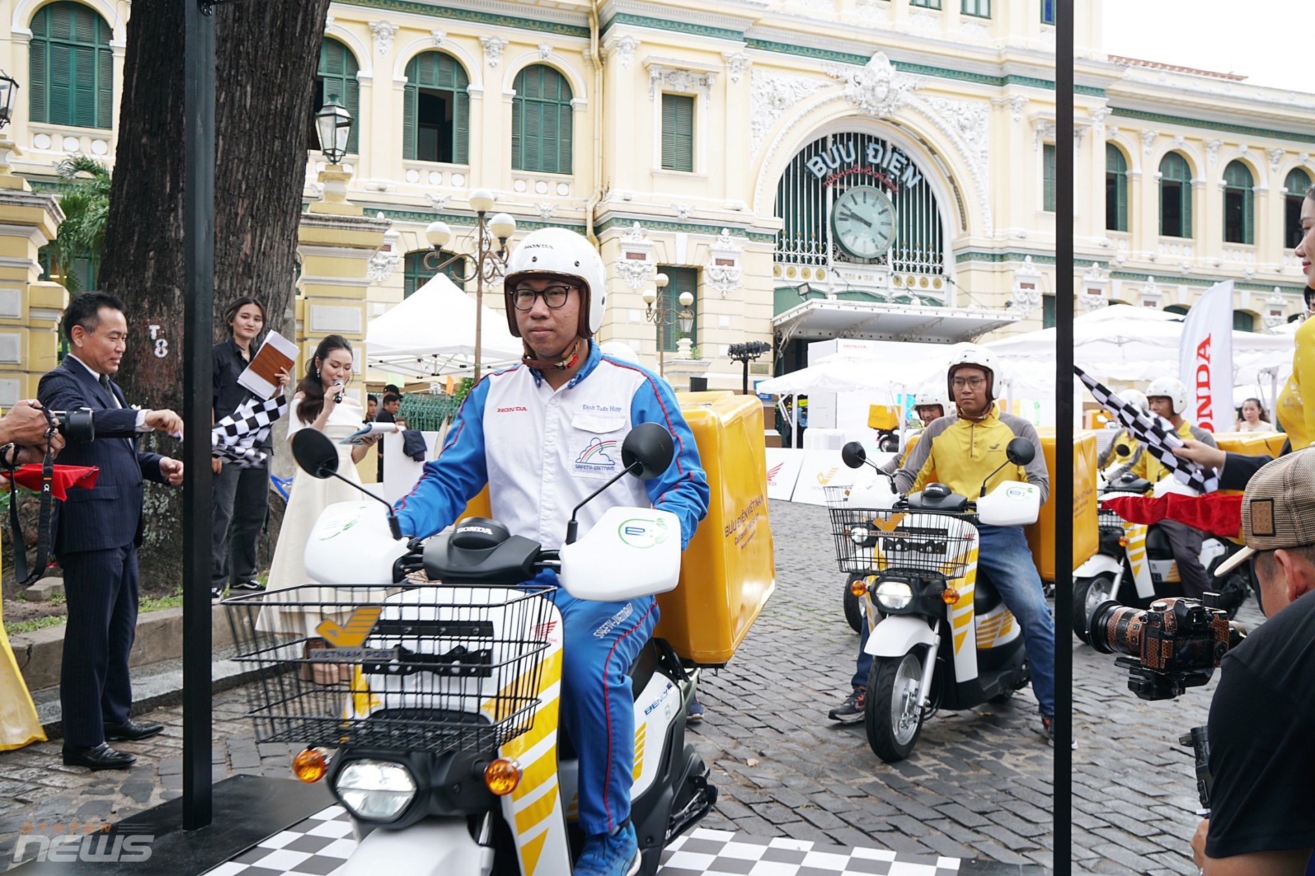 Honda bàn giao thêm 130 xe điện Benly e: cho Bưu điện Việt Nam