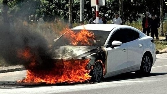 Chủ xe Mazda 3 bốc cháy ở Hà Tĩnh muốn phía đại lý đền bù bằng cả giá trị xe