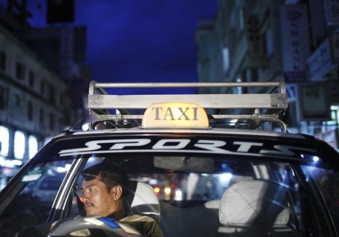 Độc lạ chuyện chính quyền chỉ cho tài xế taxi hành nghề bằng xe điện