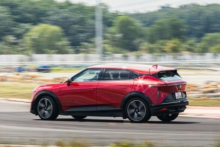 Sẽ có tem đăng kiểm riêng biệt dành cho xe hybrid và ô tô điện từ năm 2025