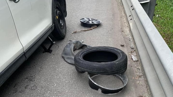 Mazda CX-5 bung lốp trên cao tốc, lộ chi tiết khiến dân tình thắc mắc