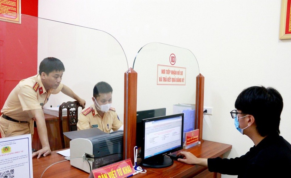 Bấm biển số trên VNeID.