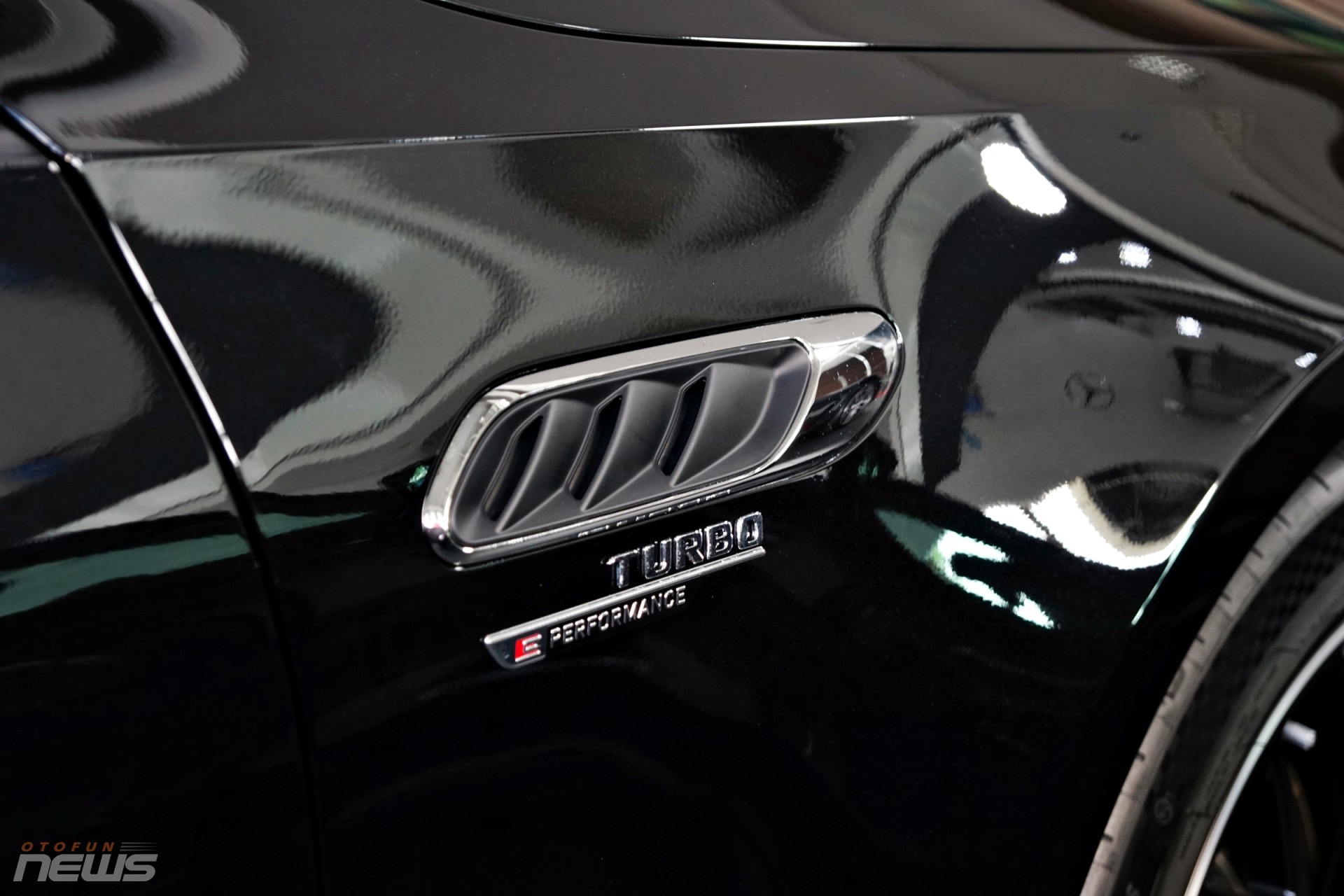 Cận cảnh Mercedes-AMG C63 S E Performance với công suất 671 mã lực Cận cảnh Mercedes-AMG C63 S E Performance với công suất 671 mã lực