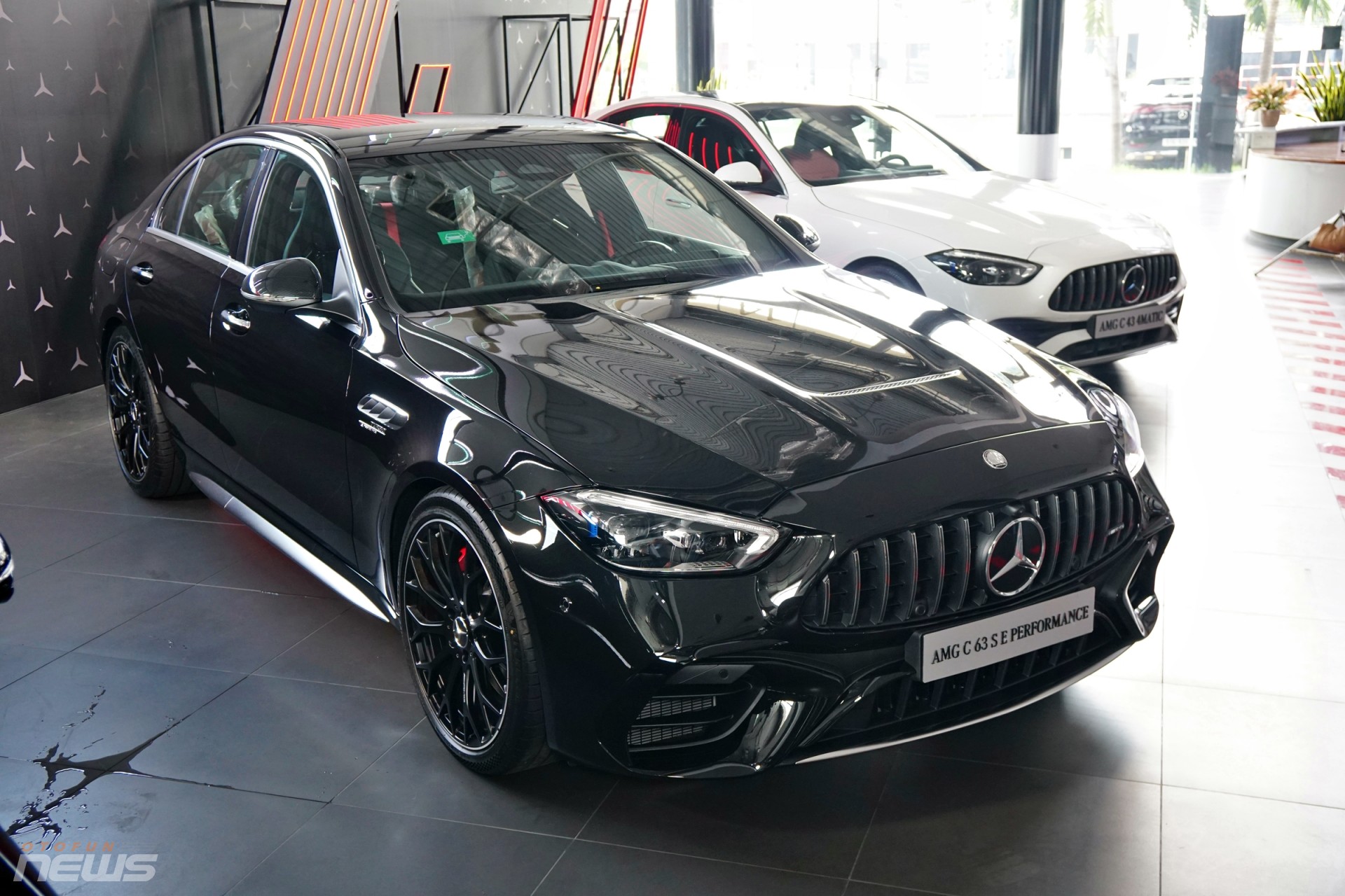 Cận cảnh Mercedes-AMG C63 S E Performance với công suất 671 mã lực Cận cảnh Mercedes-AMG C63 S E Performance với công suất 671 mã lực