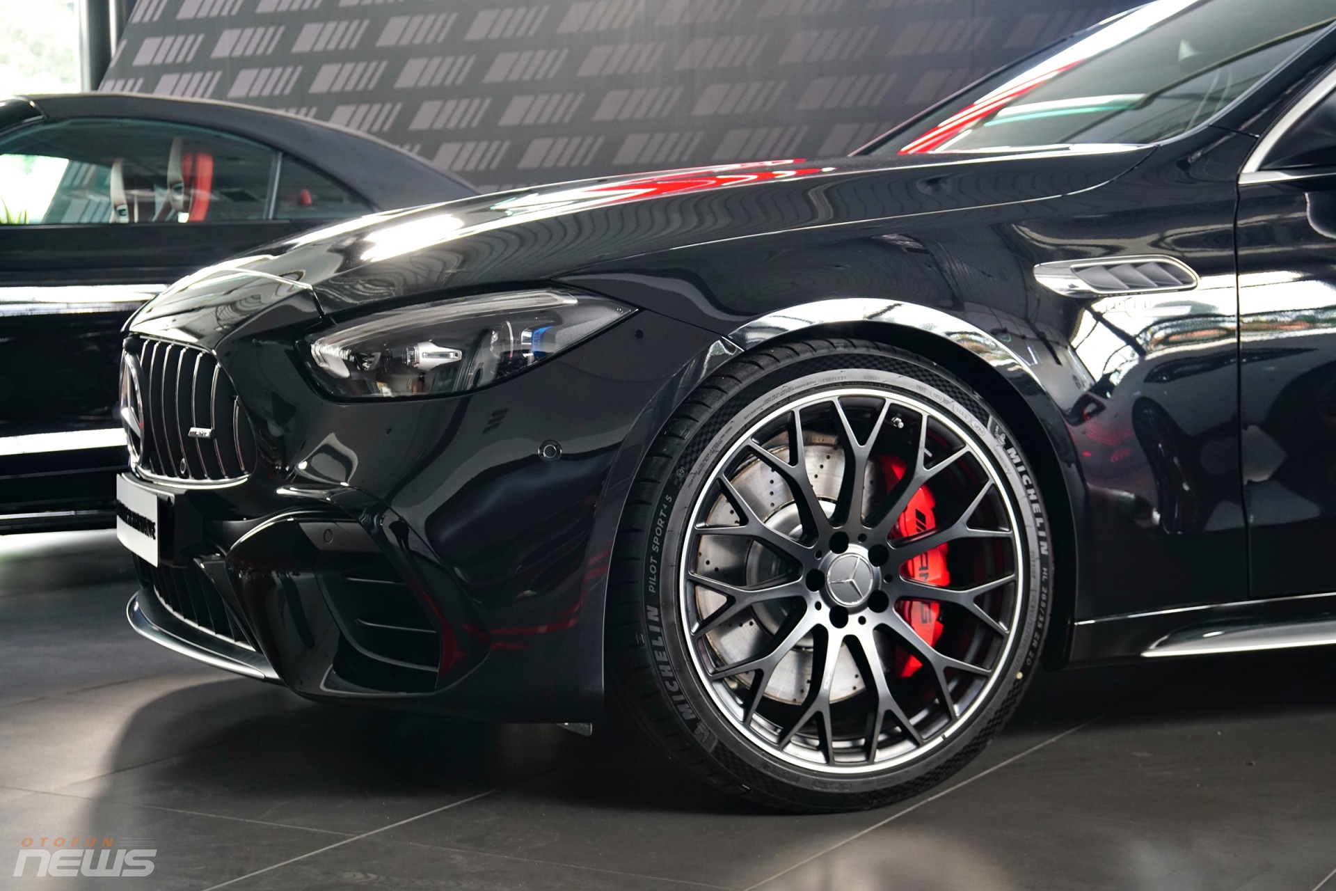 Cận cảnh Mercedes-AMG C63 S E Performance với công suất 671 mã lực Cận cảnh Mercedes-AMG C63 S E Performance với công suất 671 mã lực