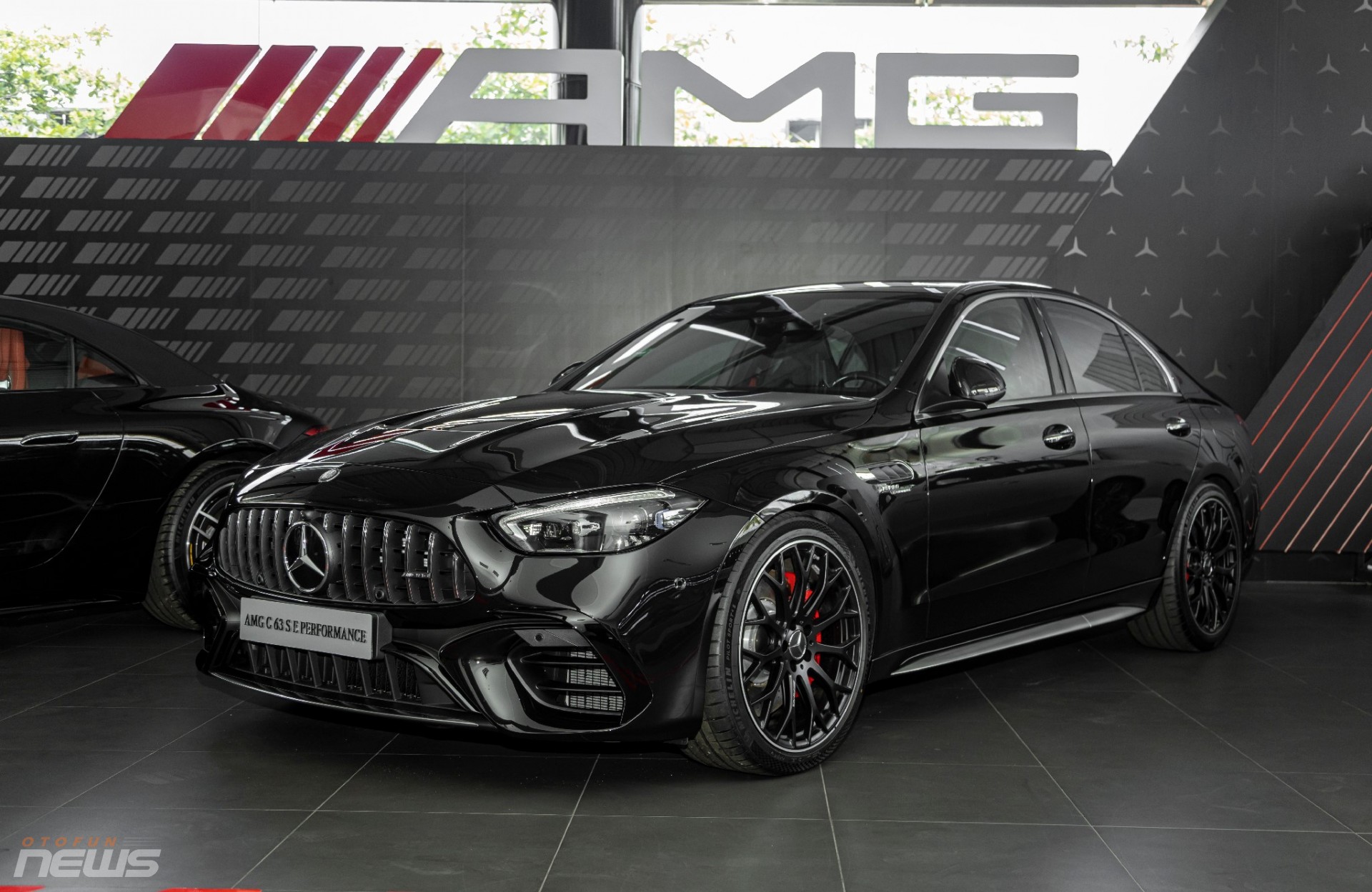 Cận cảnh Mercedes-AMG C63 S E Performance với công suất 671 mã lực Cận cảnh Mercedes-AMG C63 S E Performance với công suất 671 mã lực