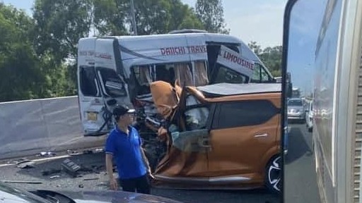 Những nét văn hoá giao thông xấu xí vụ xe điện VinFast VF 9 va chạm xe 16 chỗ trên cao tốc