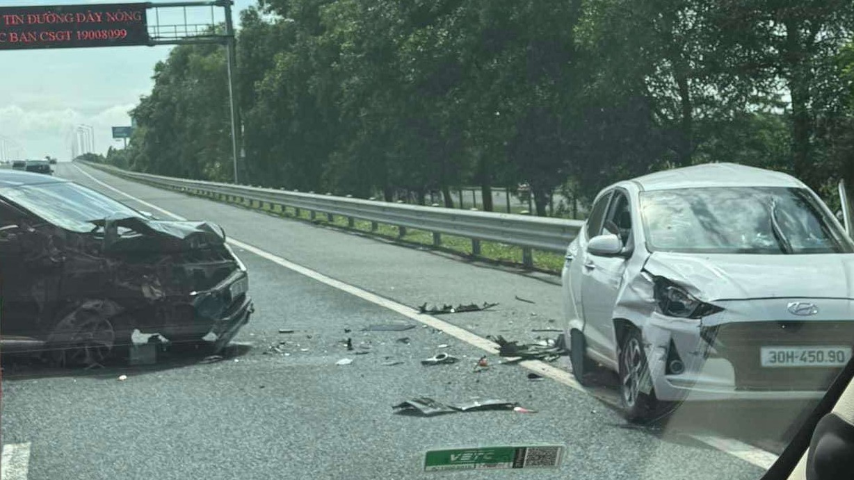 Thót tim khoảnh khắc Mitsubishi Xpander húc đuôi Hyundai Grand i10 trên cao tốc