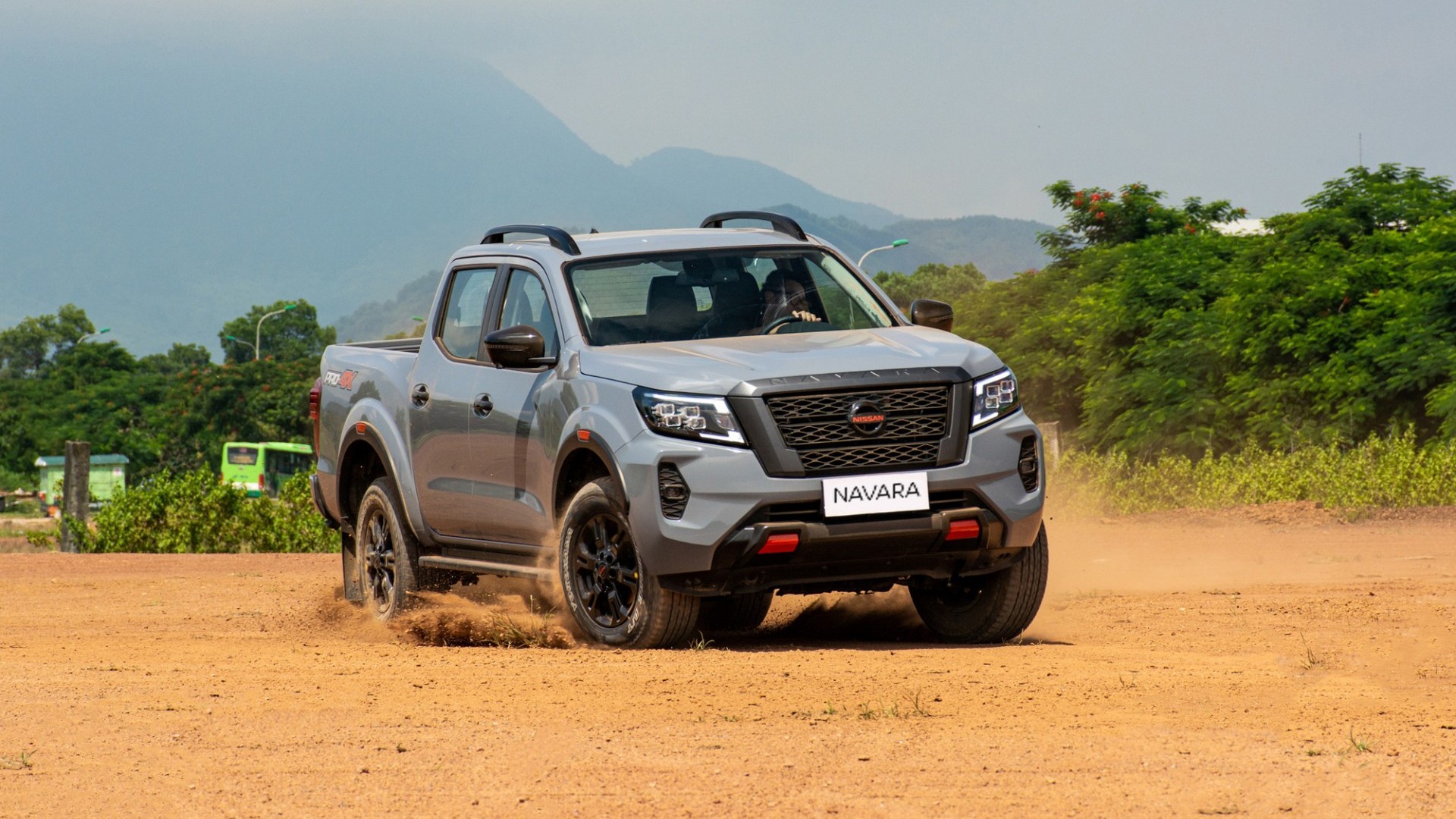 Nissan Navara giảm giá cực mạnh, bản cao cấp rẻ hơn Ford Ranger Wildtrak trên 100 triệu