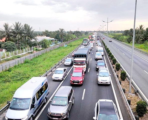 Phạt nguội đi vào làn khẩn cấp trên cao tốc bao gồm phạt tiền kèm tước giấy phép lái xe