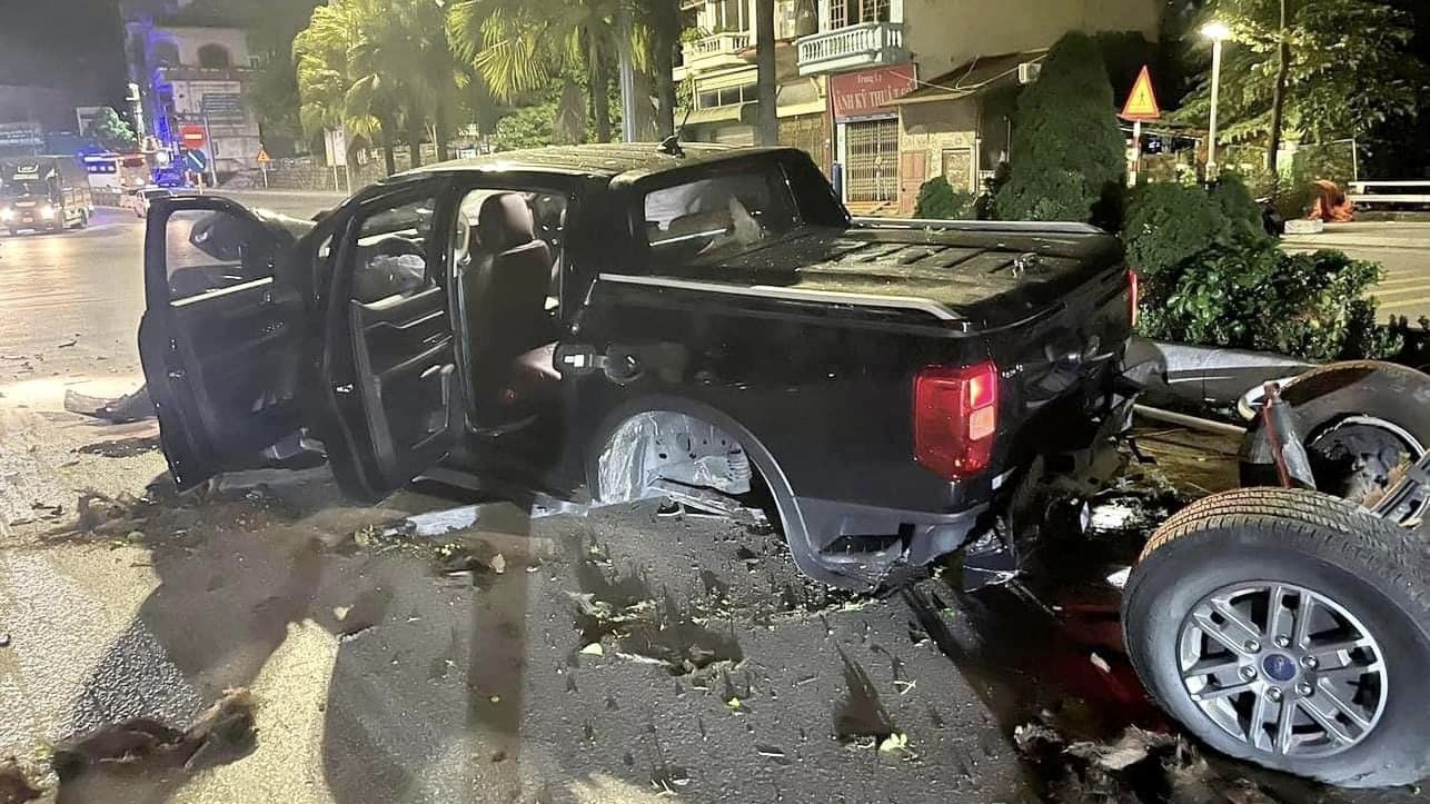 Cú đâm rụng cầu sau bán tải Ford Ranger XLS và những bài học về an toàn