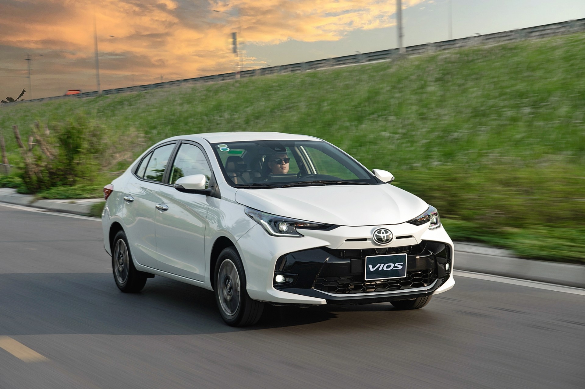 Toyota Vios quay lại ngôi đầu phân khúc