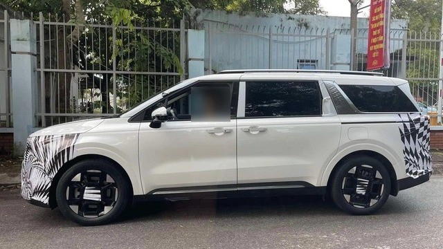 Kia Carnival 2024 lần đầu lộ diện tại Việt Nam, đầu và đuôi xe được bịt kín