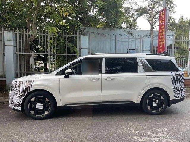 Kia Carnival 2024 lần đầu lộ diện tại Việt Nam, đầu và đuôi xe được bịt kín