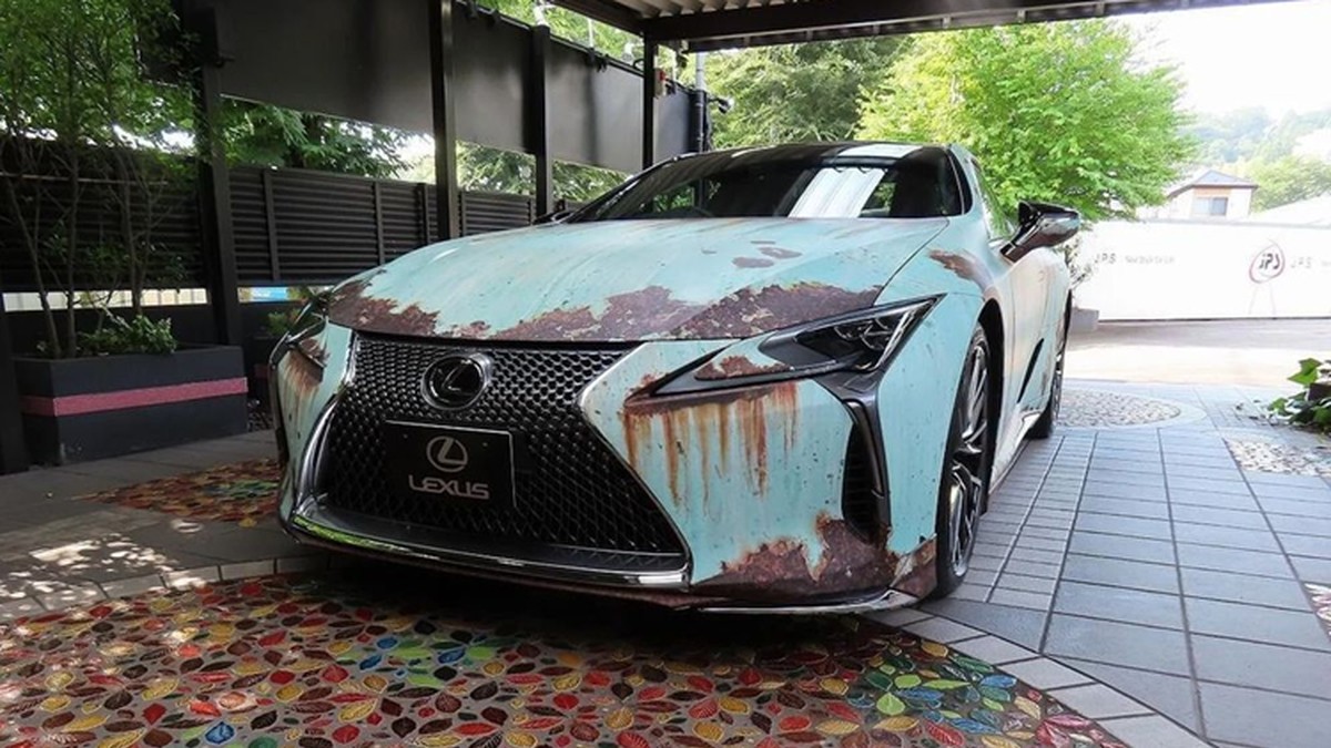 Lexus LC500 dán decal 'đồng nát' trông rỉ sét nhưng thực ra là xe có giá cả chục tỷ đồng