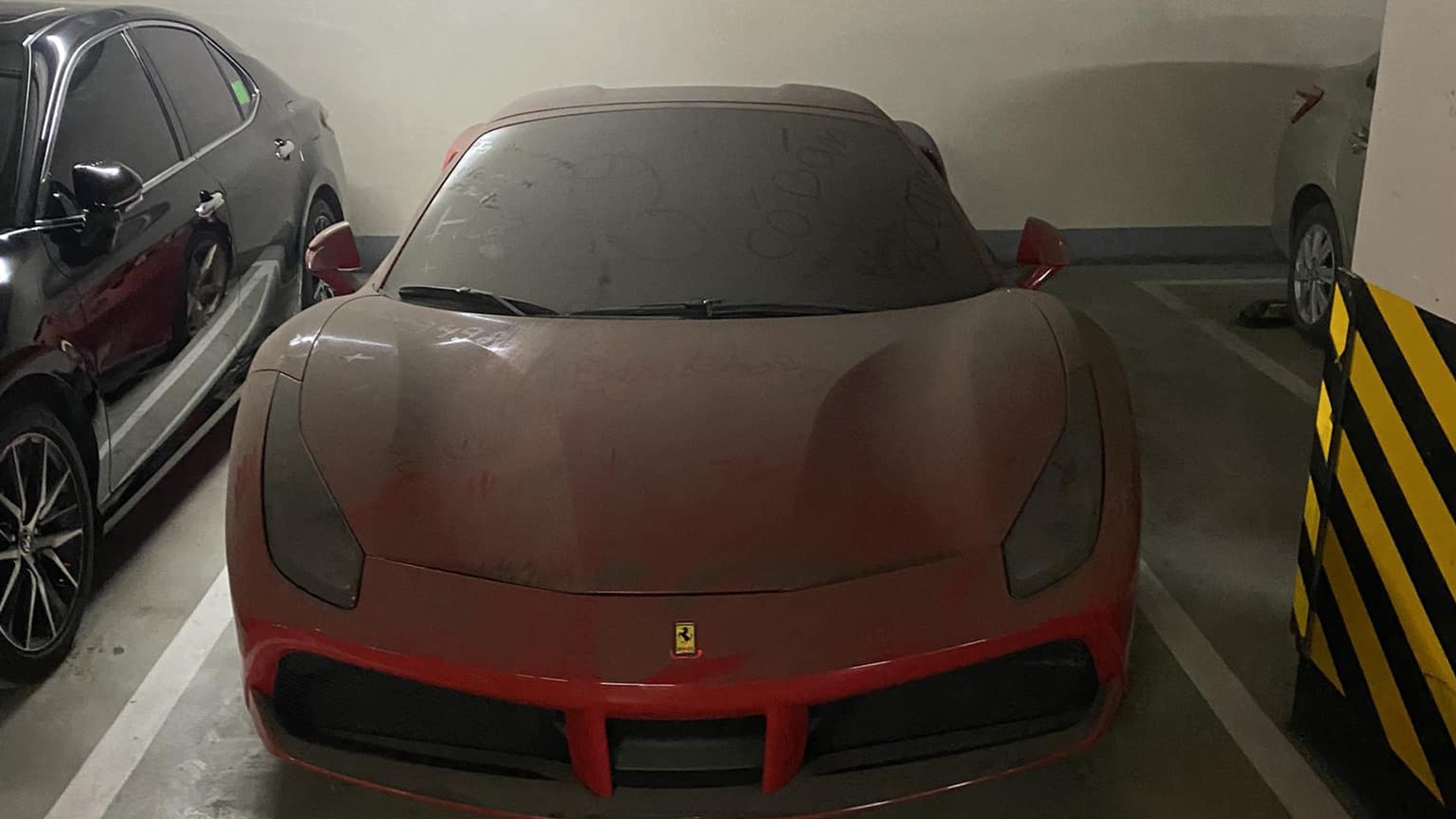 Ferrari 488 Spider phủ bụi trong hầm chung cư, số phận long đong như chủ
