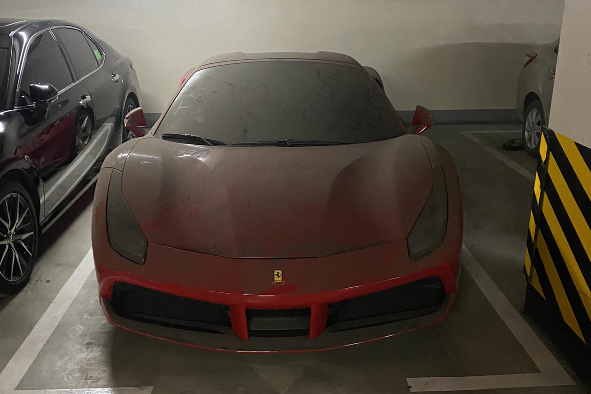 Ferrari 488 Spider phủ bụi trong hầm chung cư, số phận long đong như chủ