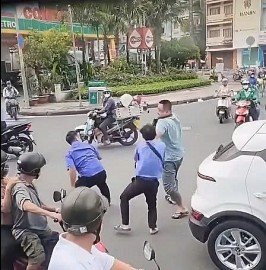 tai xe va phu xe bus hon chien lai xe vinfast vf 5 giua duong tai tphcm