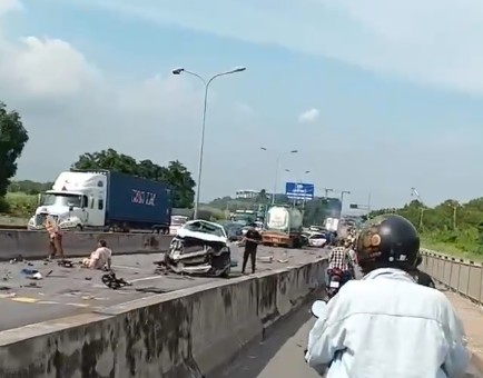 Tai nạn liên hoàn 8 ô tô dồn toa và bốc cháy trên cầu Phú Mỹ