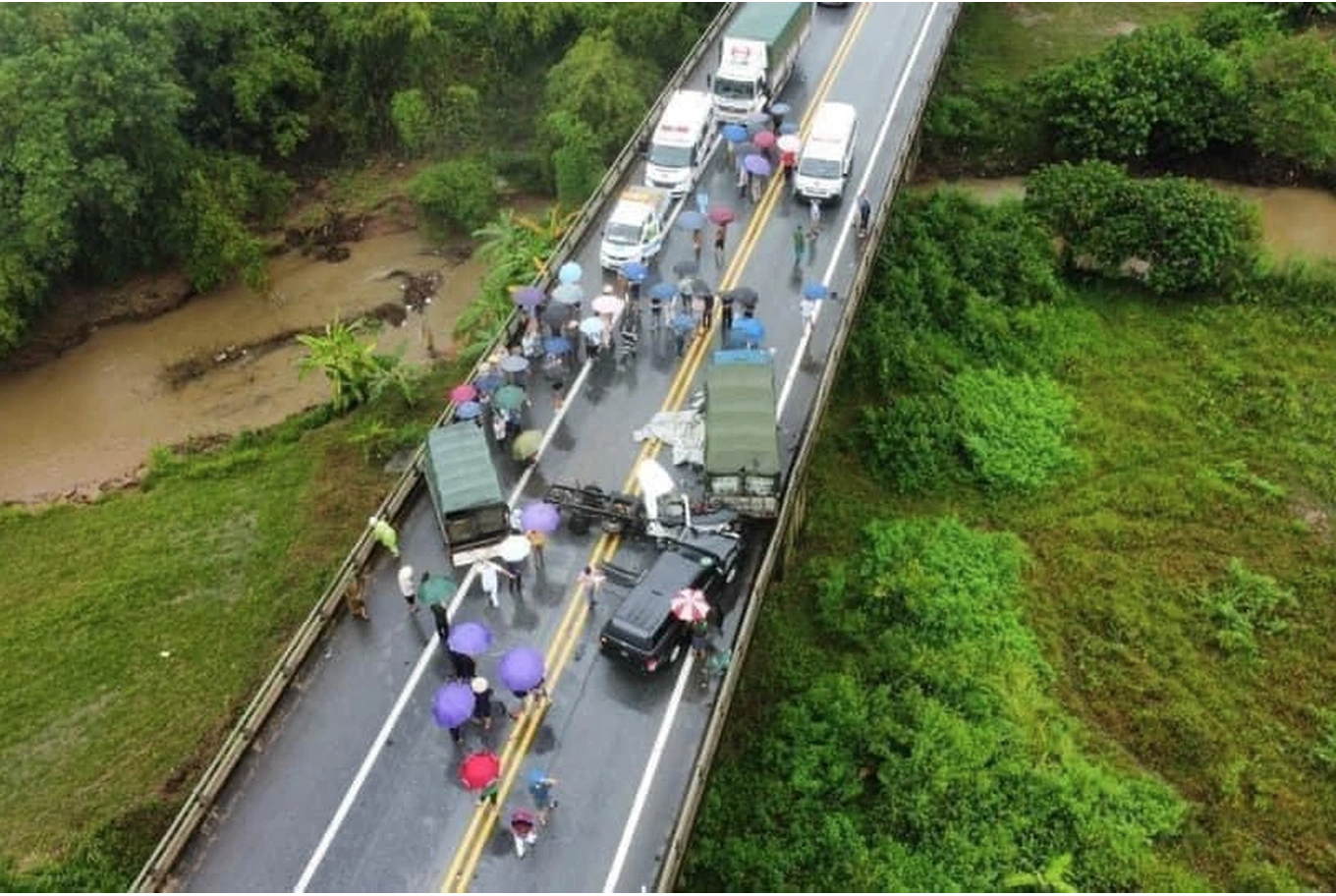 Thêm vụ tai nạn liên hoàn ô tô, lần này ba xe tông nhau trên cao tốc Nội Bài - Lào Cai