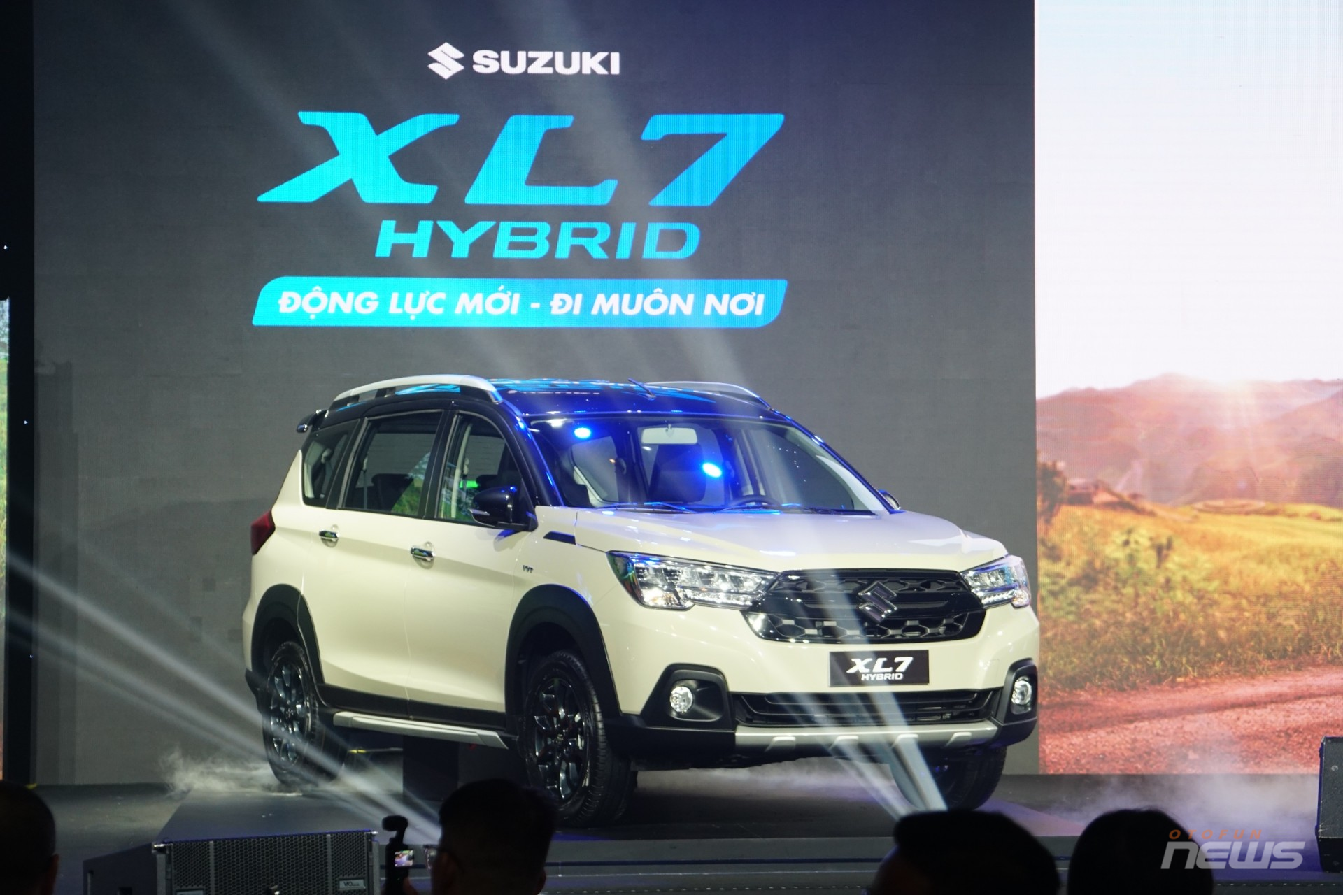 Suzuki XL7 Hybrid ra mắt, giá 599 triệu đồng