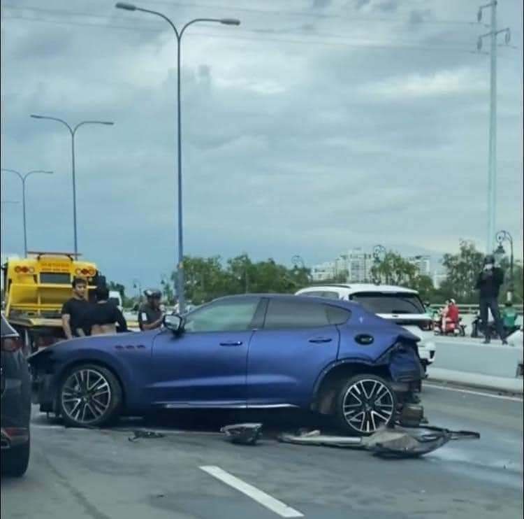 undefined Maserati Levante gặp tai nạn, văng cửa xe ra ngoài