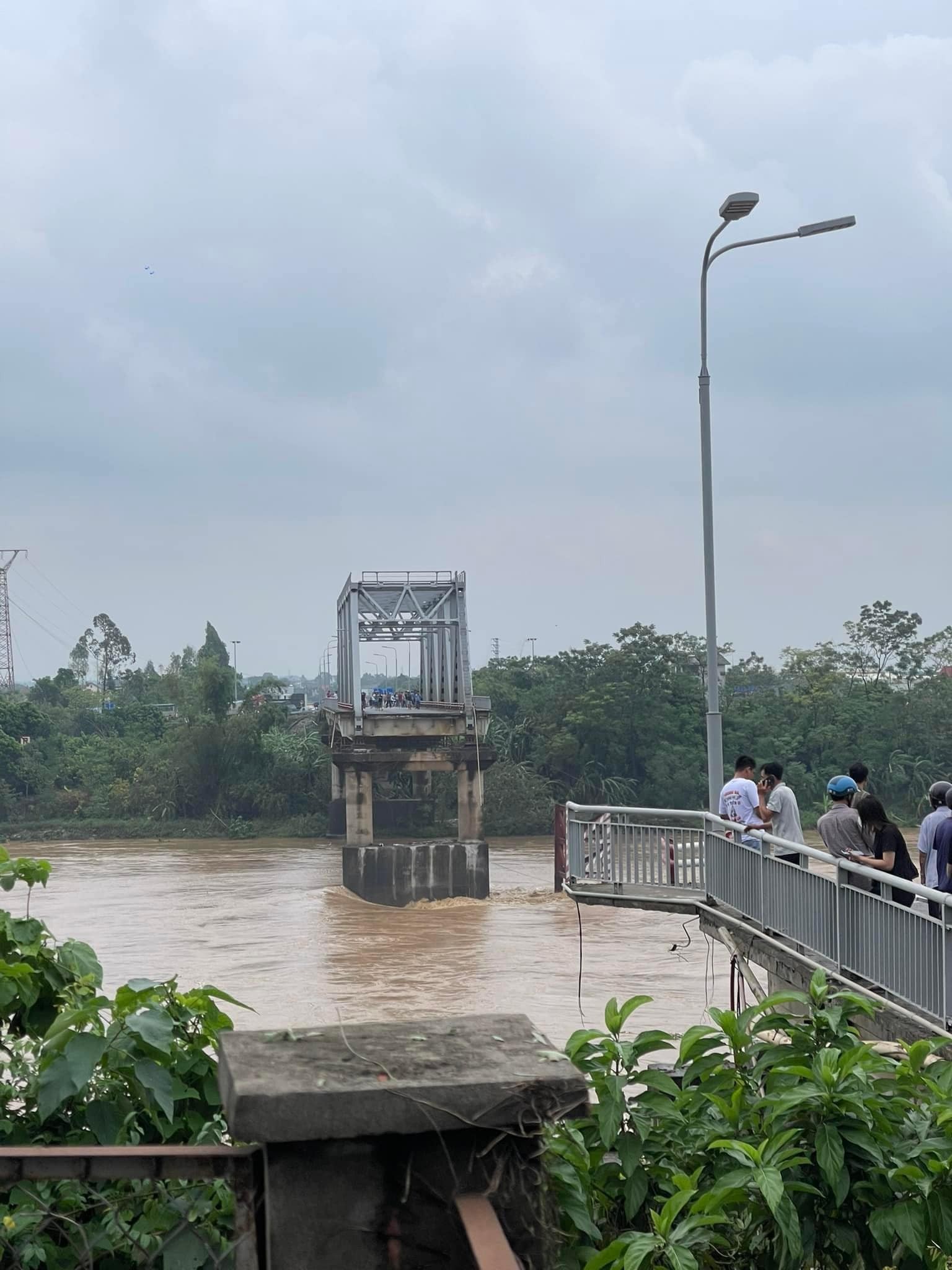 Sập cầu Phong Châu khi có nhiều ô tô, xe máy đang lưu thông