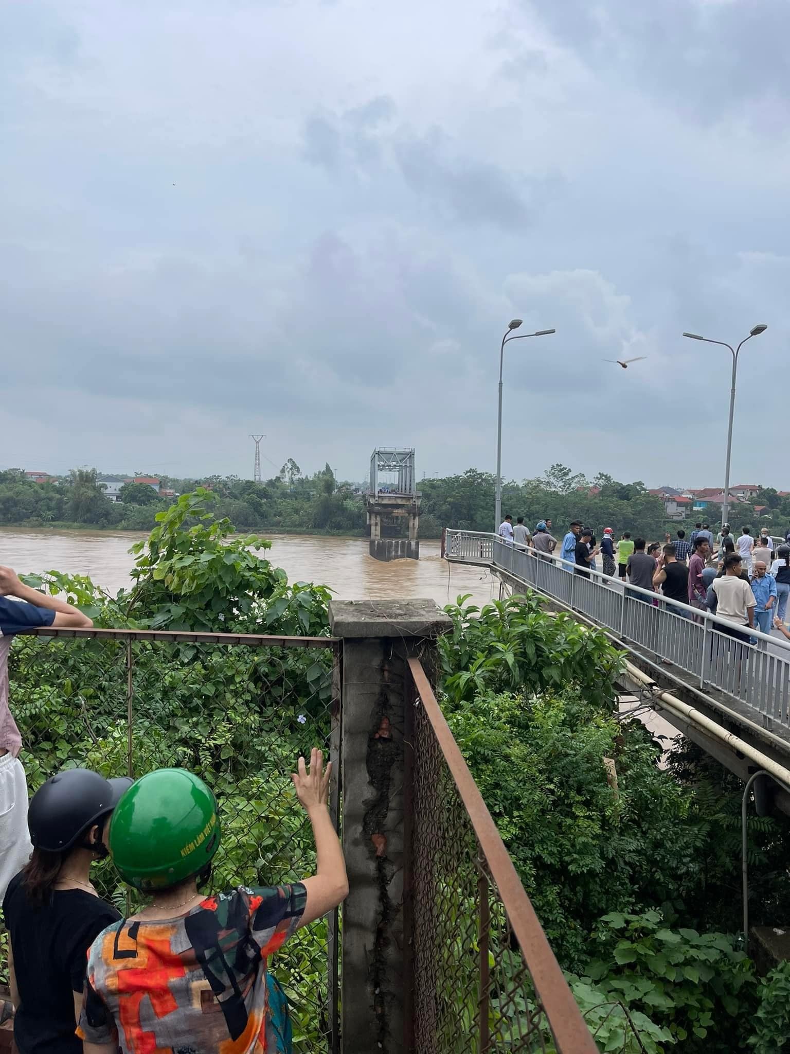 Sập cầu Phong Châu khi có nhiều ô tô, xe máy đang lưu thông