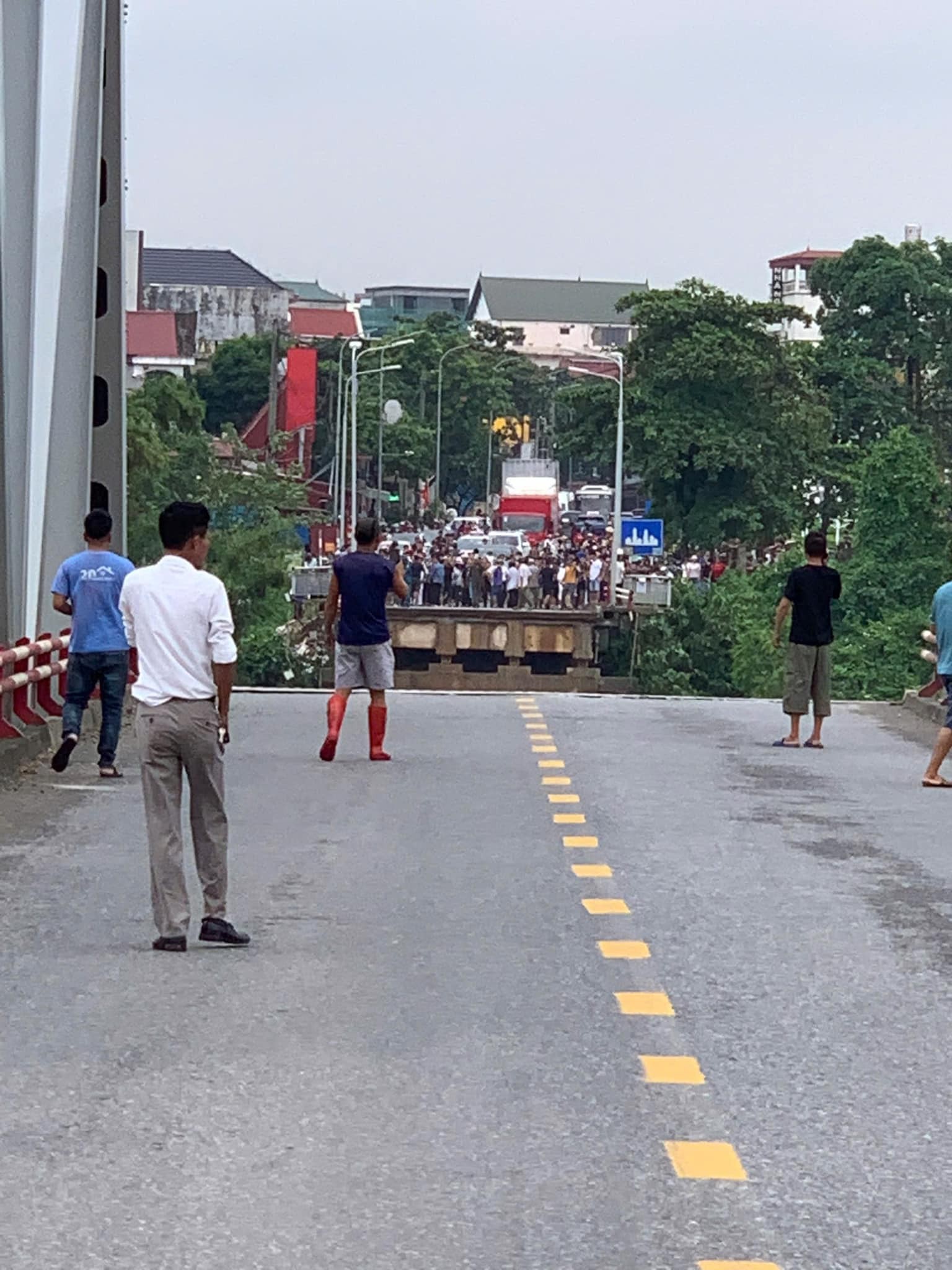 Sập cầu Phong Châu khi có nhiều ô tô, xe máy đang lưu thông