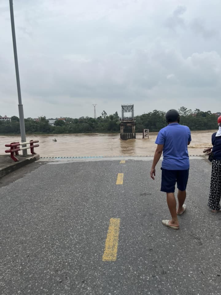 Sập cầu Phong Châu khi có nhiều ô tô, xe máy đang lưu thông