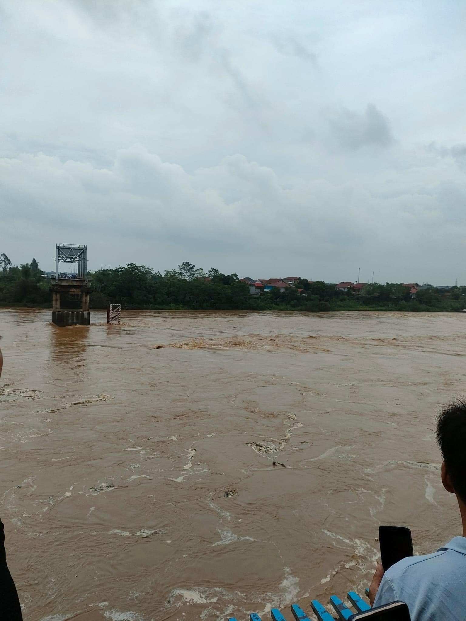 Sập cầu Phong Châu khi có nhiều ô tô, xe máy đang lưu thông