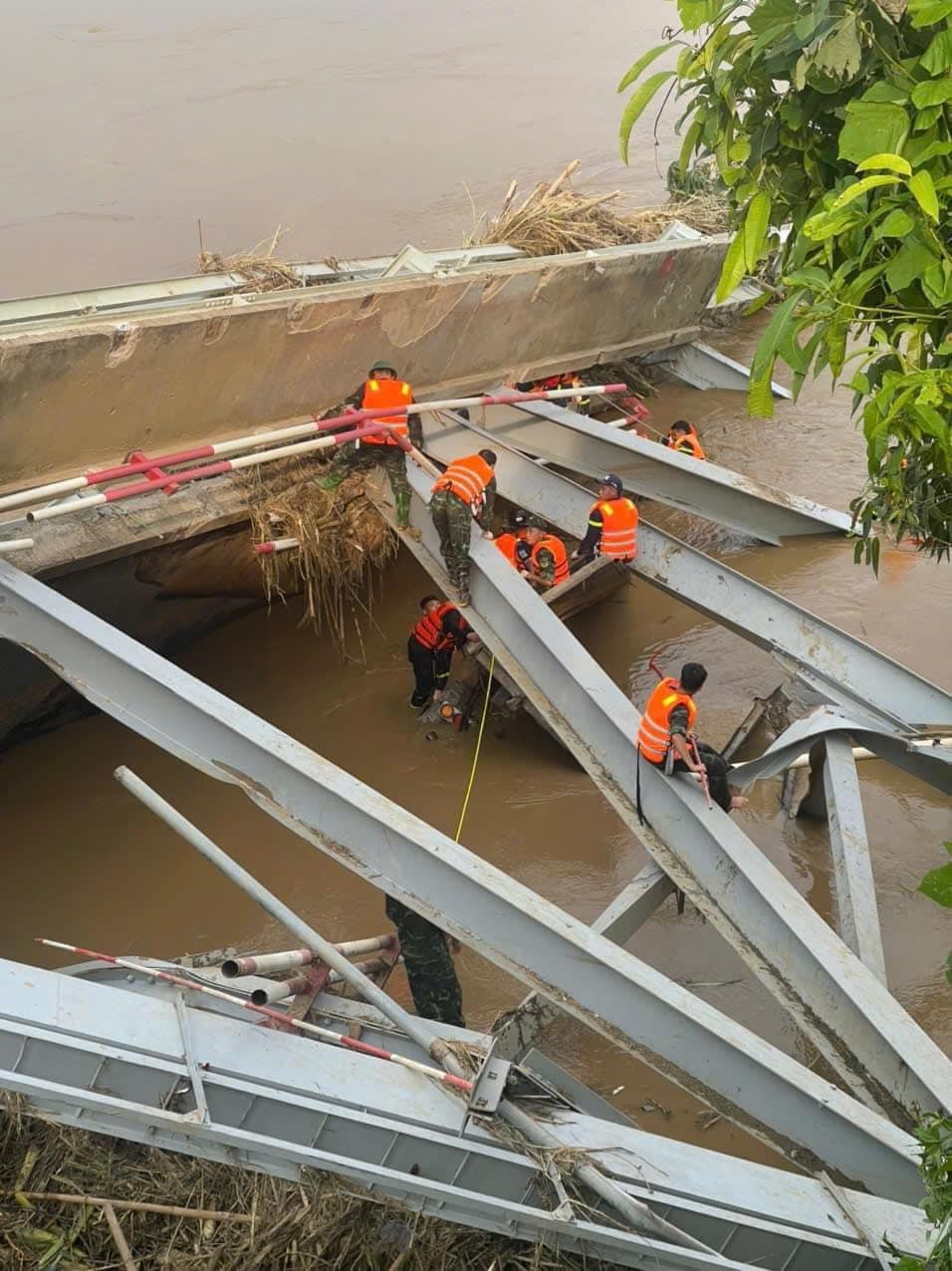 Đang tiến hành trục vớt xe đầu kéo rơi xuống sông trong vụ sập cầu Phong Châu