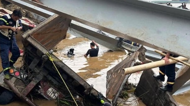 Phát hiện thi thể trong xe đầu kéo vụ sập cầu Phong Châu