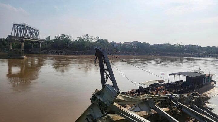 Phát hiện thi thể trong xe đầu kéo vụ sập cầu Phong Châu Phát hiện thi thể trong xe đầu kéo vụ sập cầu Phong Châu