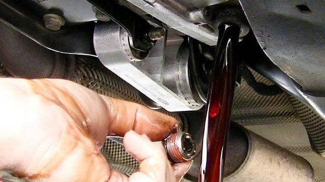 Giá thay dầu hộp số ô tô là bao nhiêu?