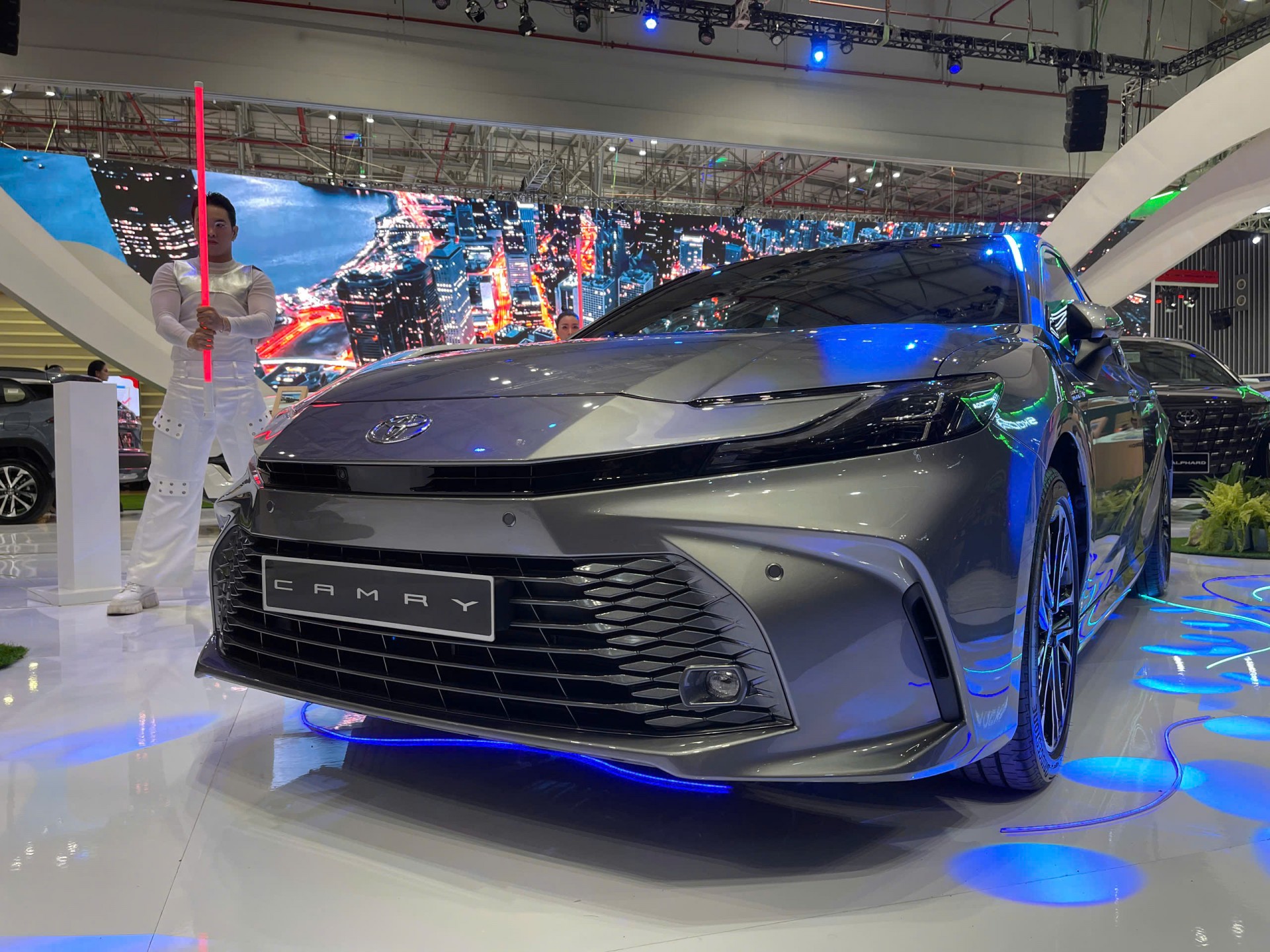 Toyota Camry 2025 trình làng tại VMS 2024, giá cao nhất 1,53 tỷ đồng