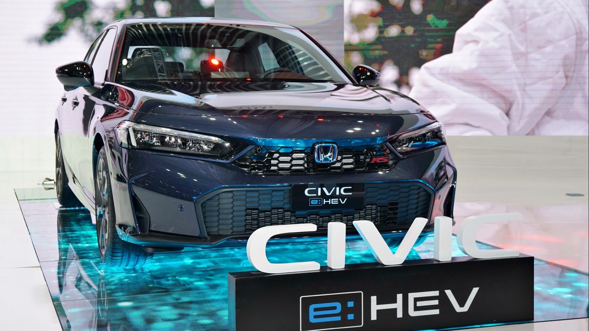 Honda Civic 2025 ra mắt, khác biệt ở phiên bản e:HEV RS giá tới 999 triệu đồng