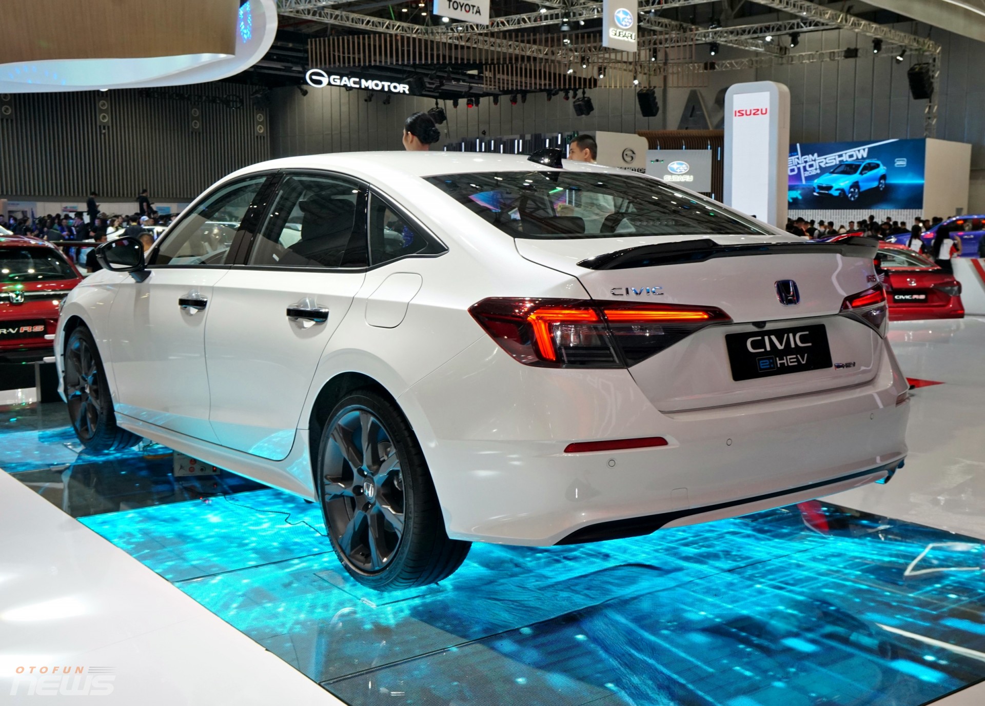 Honda Civic 2025 ra mắt, khác biệt ở phiên bản e:HEV RS giá tới 999 triệu đồng