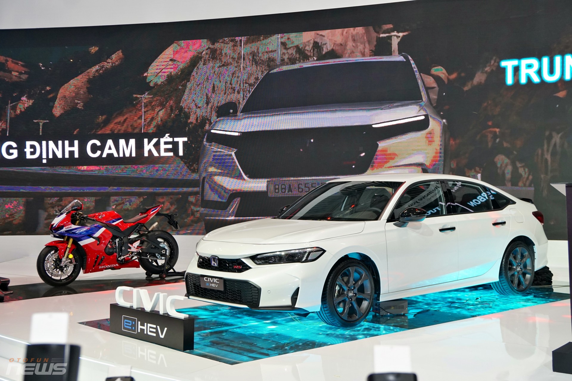 Honda Civic 2025 ra mắt, khác biệt ở phiên bản e:HEV RS giá tới 999 triệu đồng