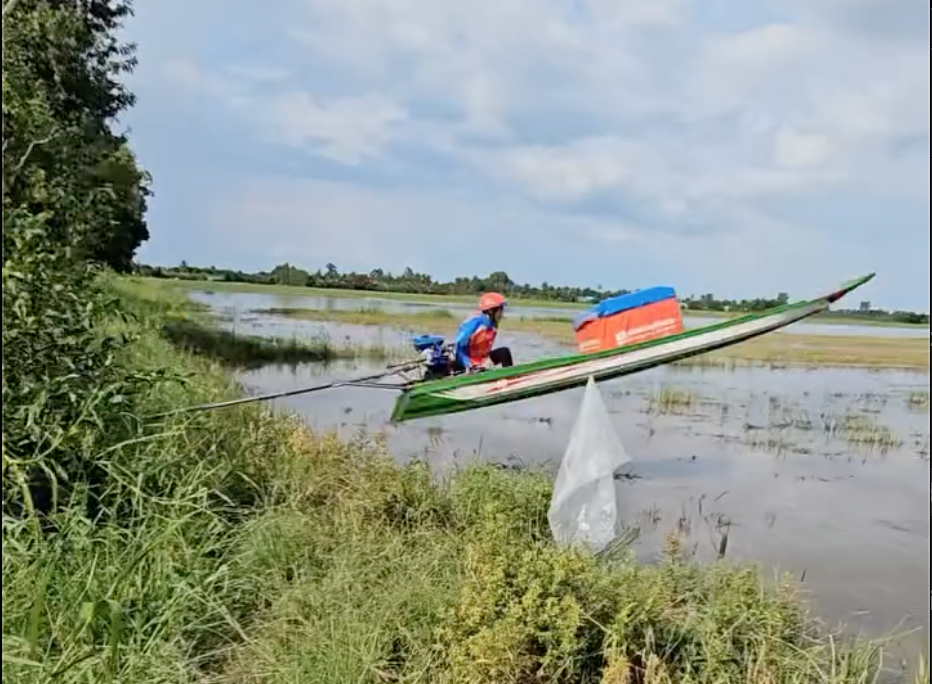 Đẳng cấp cảnh giao hàng bằng xuồng máy ở miền Tây: Bay qua bờ kênh, hơn cả phim hành động