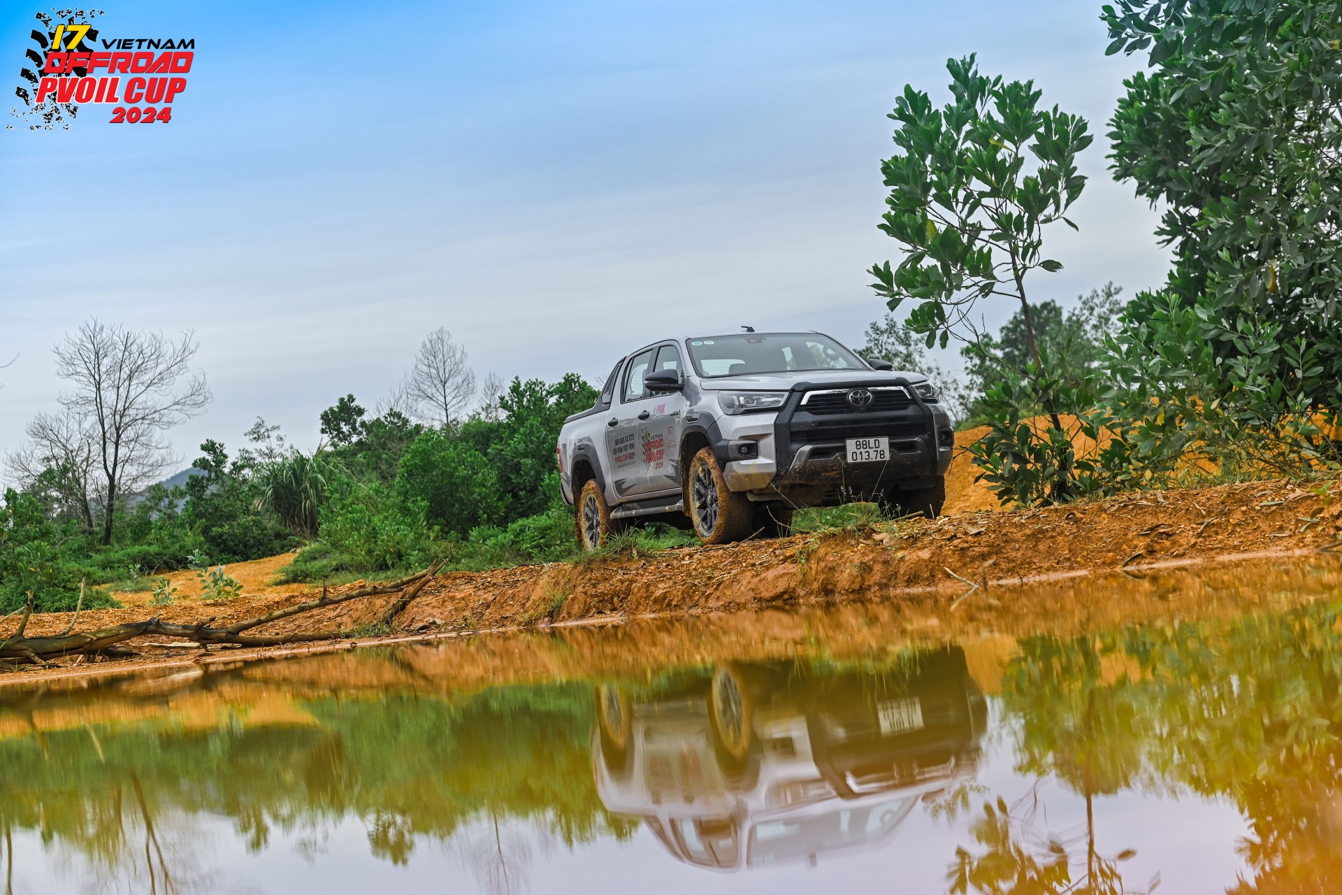 [PVOIL VOC 2024] Không ngại bùn đất, thiếu nữ bốc lửa tạo dáng bên Toyota Hilux