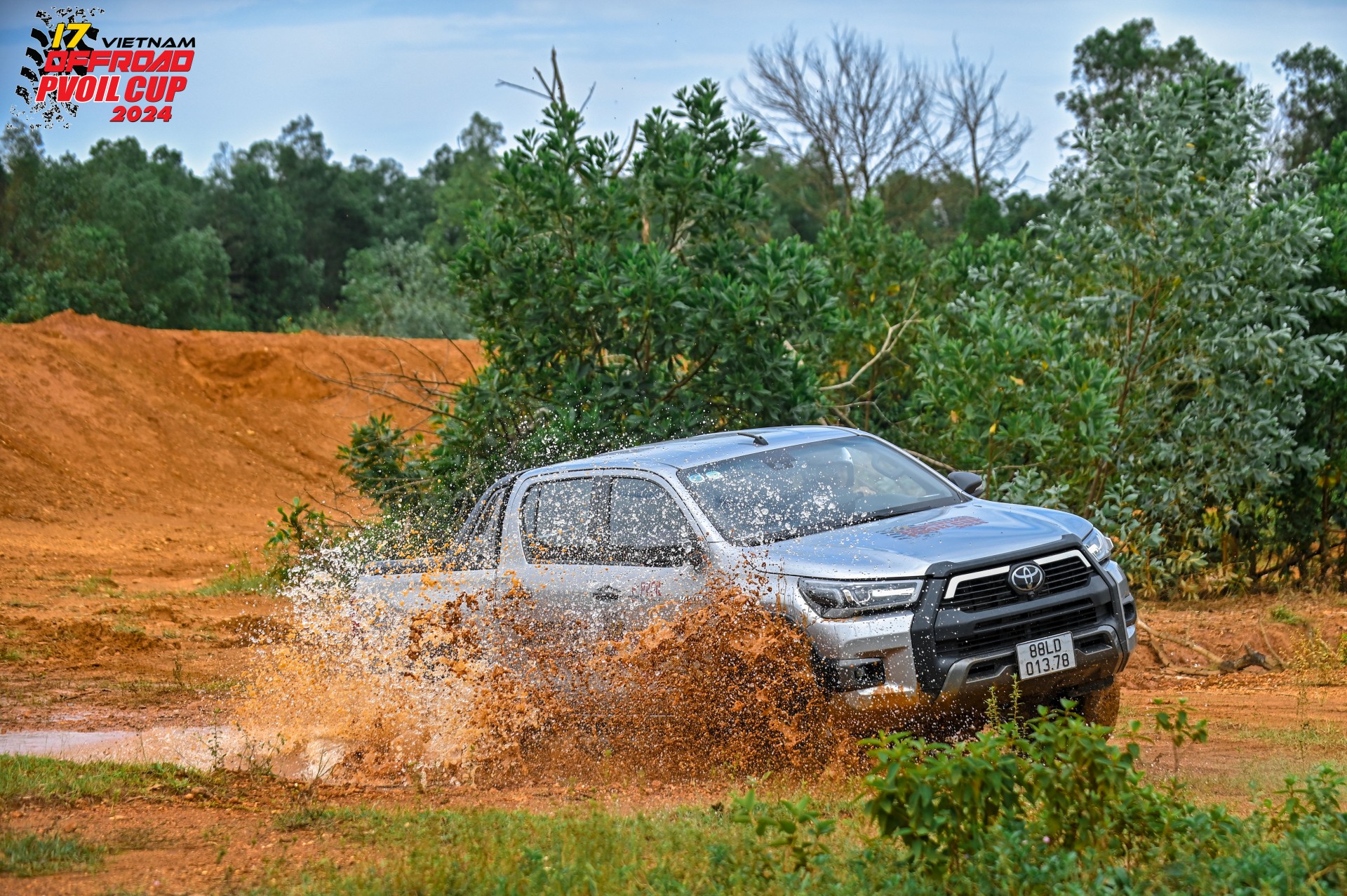 [PVOIL VOC 2024] Không ngại bùn đất, thiếu nữ bốc lửa tạo dáng bên Toyota Hilux