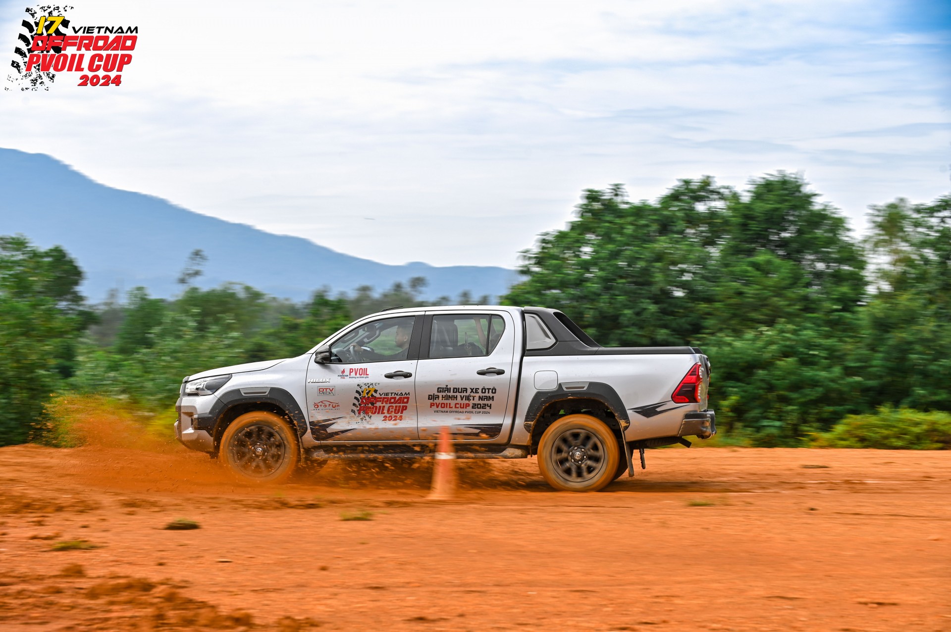 [PVOIL VOC 2024] Không ngại bùn đất, thiếu nữ bốc lửa tạo dáng bên Toyota Hilux