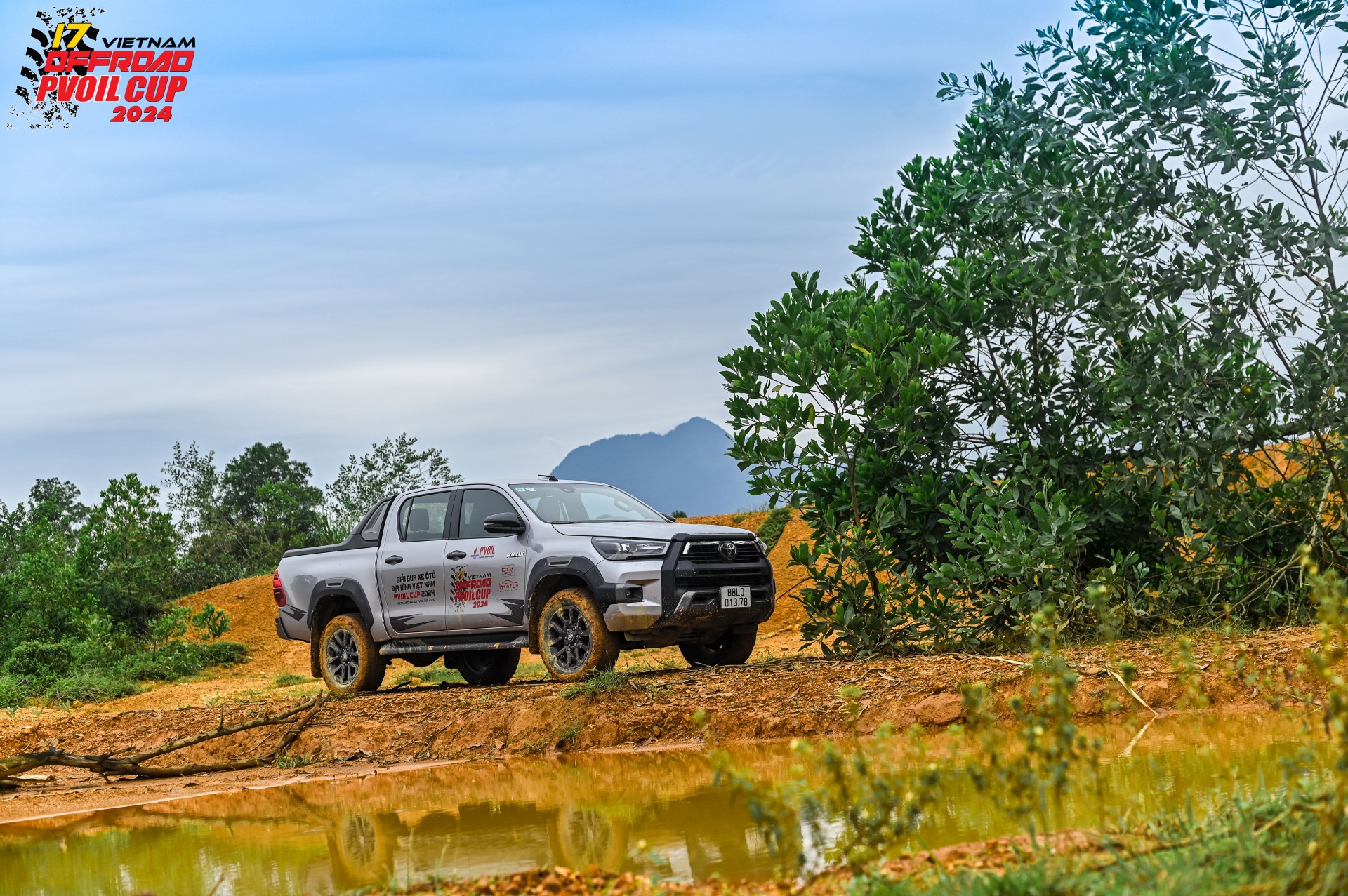 [PVOIL VOC 2024] Không ngại bùn đất, thiếu nữ bốc lửa tạo dáng bên Toyota Hilux