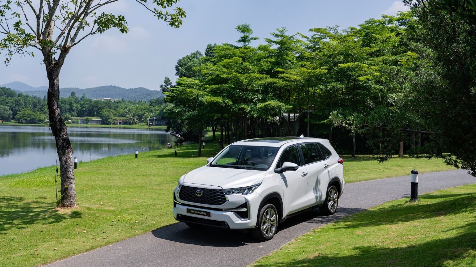 Toyota Innova Cross hybrid giảm giá từ hôm nay 10/2