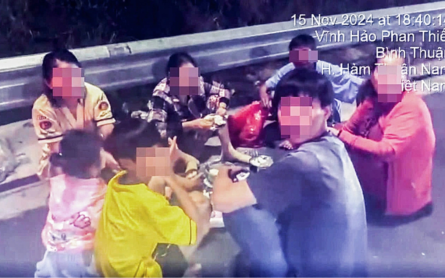 Dừng xe làn khẩn cấp cao tốc Vĩnh Hảo - Phan Thiết để cả gia đình ăn uống