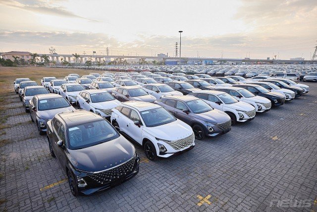 Sức mua giảm mạnh, ô tô nhập khẩu vẫn ồ ạt đổ về Việt Nam